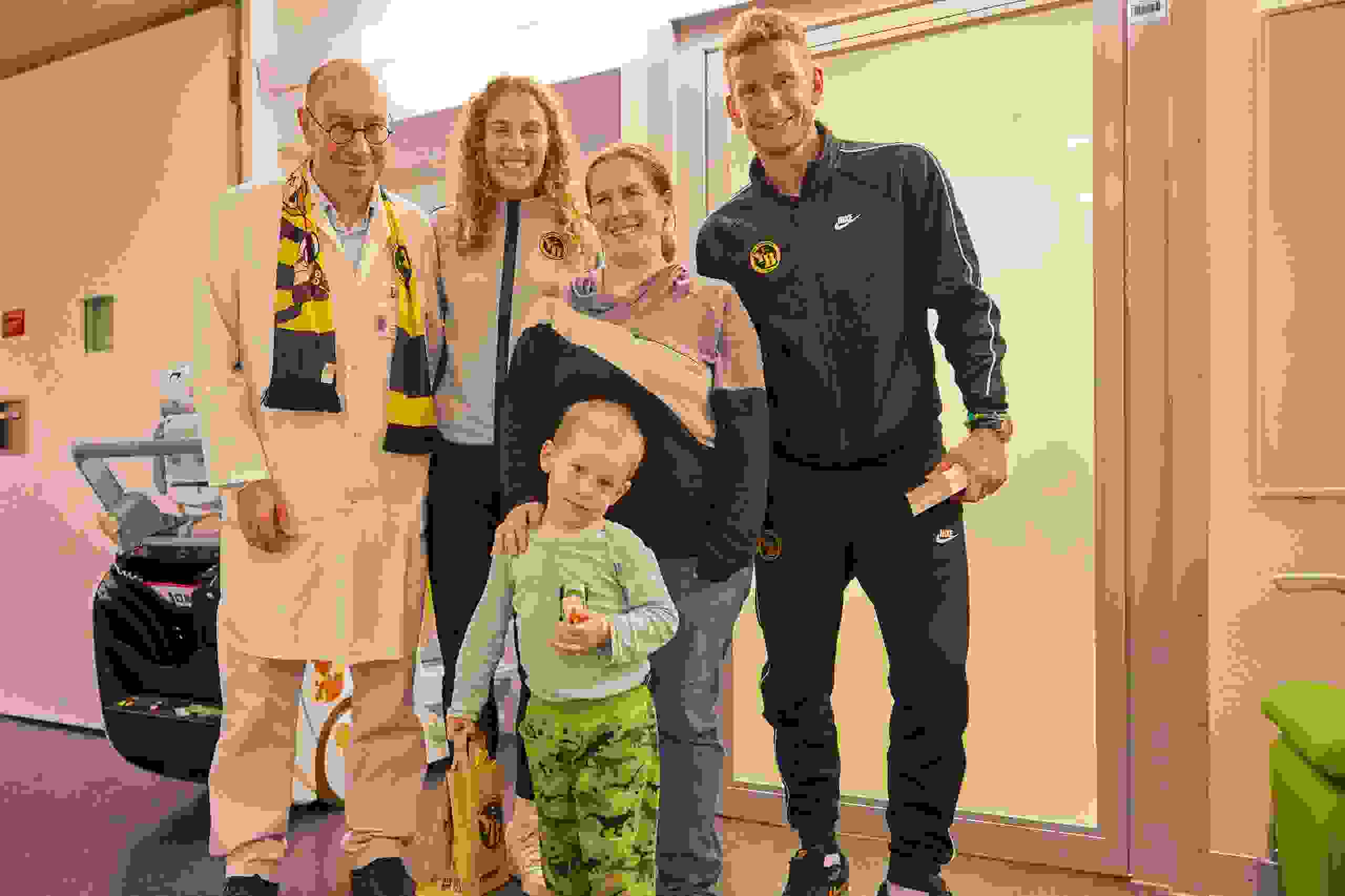 Zoom: Junge Patientinnen und Patienten in der Kinderklinik Bern erhalten Besuch der Stars des BSC Young Boys und der YB-Frauen.  