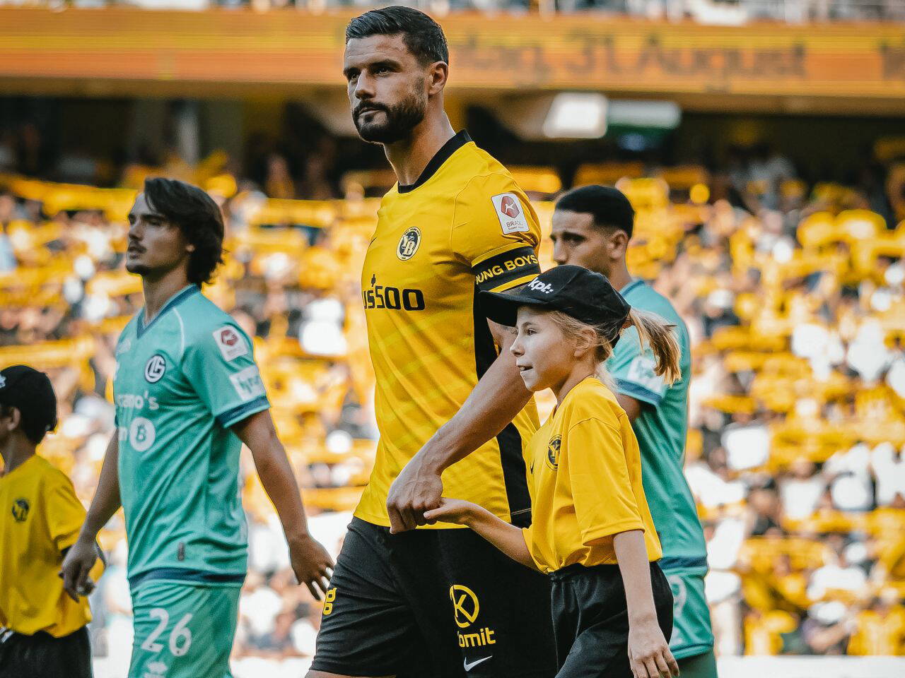 YB-Einlaufkid Cloé mit YB Spieler Loris Benito YB-Einlaufkid Cloé mit YB Spieler Loris Benito